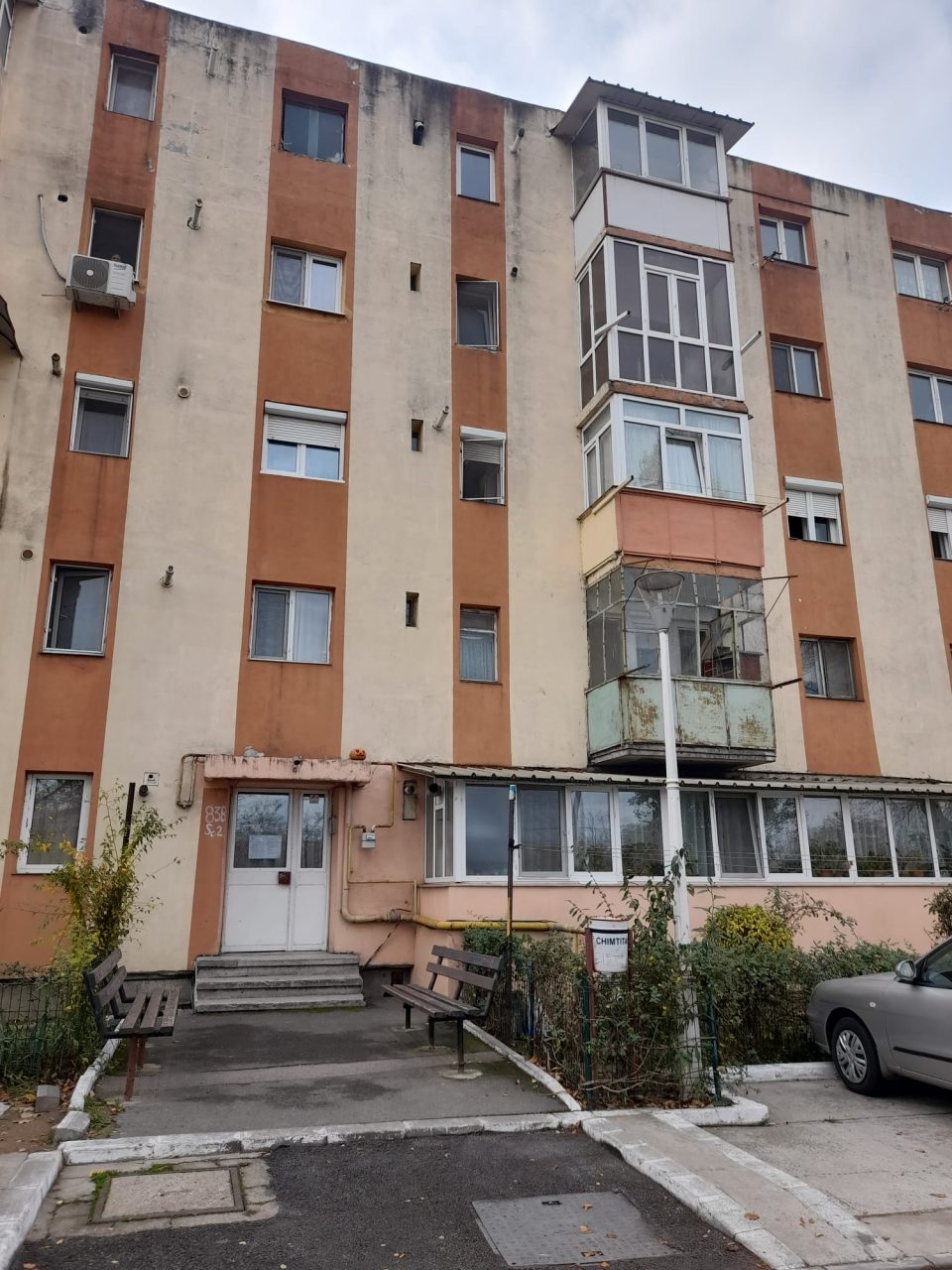 Se întâmplă în România! A încercat să facă curat dar a provocat inundație și scurtcircuit după ce spălat pereții cu furtunul