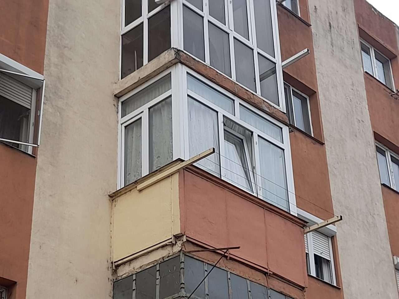 „Când nu ai grup de WhatsApp la asociația blocului…” Ce a decis conducerea unui bloc din Brăila când a dispărut o oglindă din holul imobilului