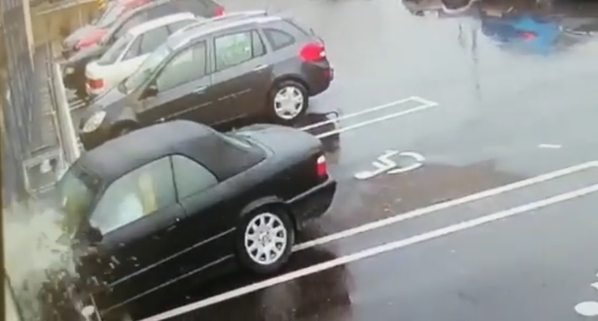 VIDEO | O șoferiță de BMW a intrat cu mașina direct prin geamul unui supermarket din Hunedoara