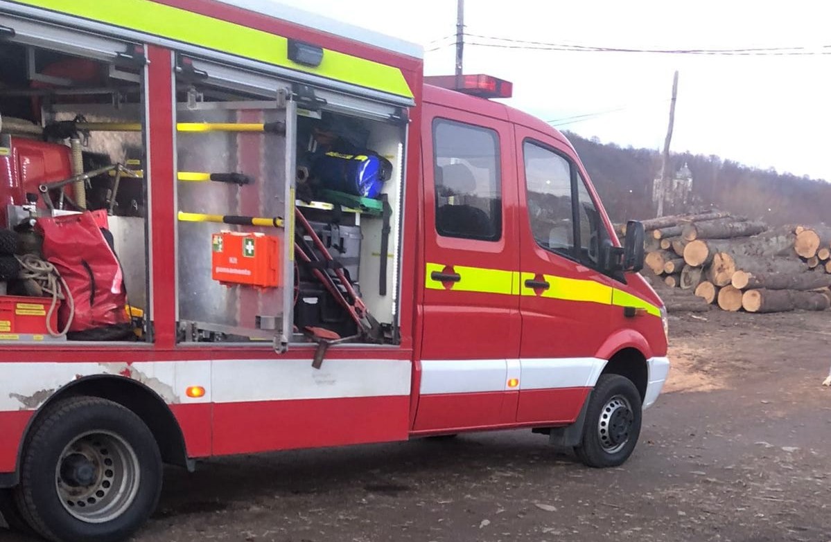 Un copil a fost rănit grav după ce o stivă de lemne a căzut peste el, în Neamț