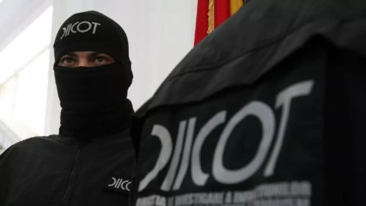Un pedofil homosexual a convins șase copii să îi filmeze în timp ce întreține relații sexuale cu el. Victimele erau racolate pe internet