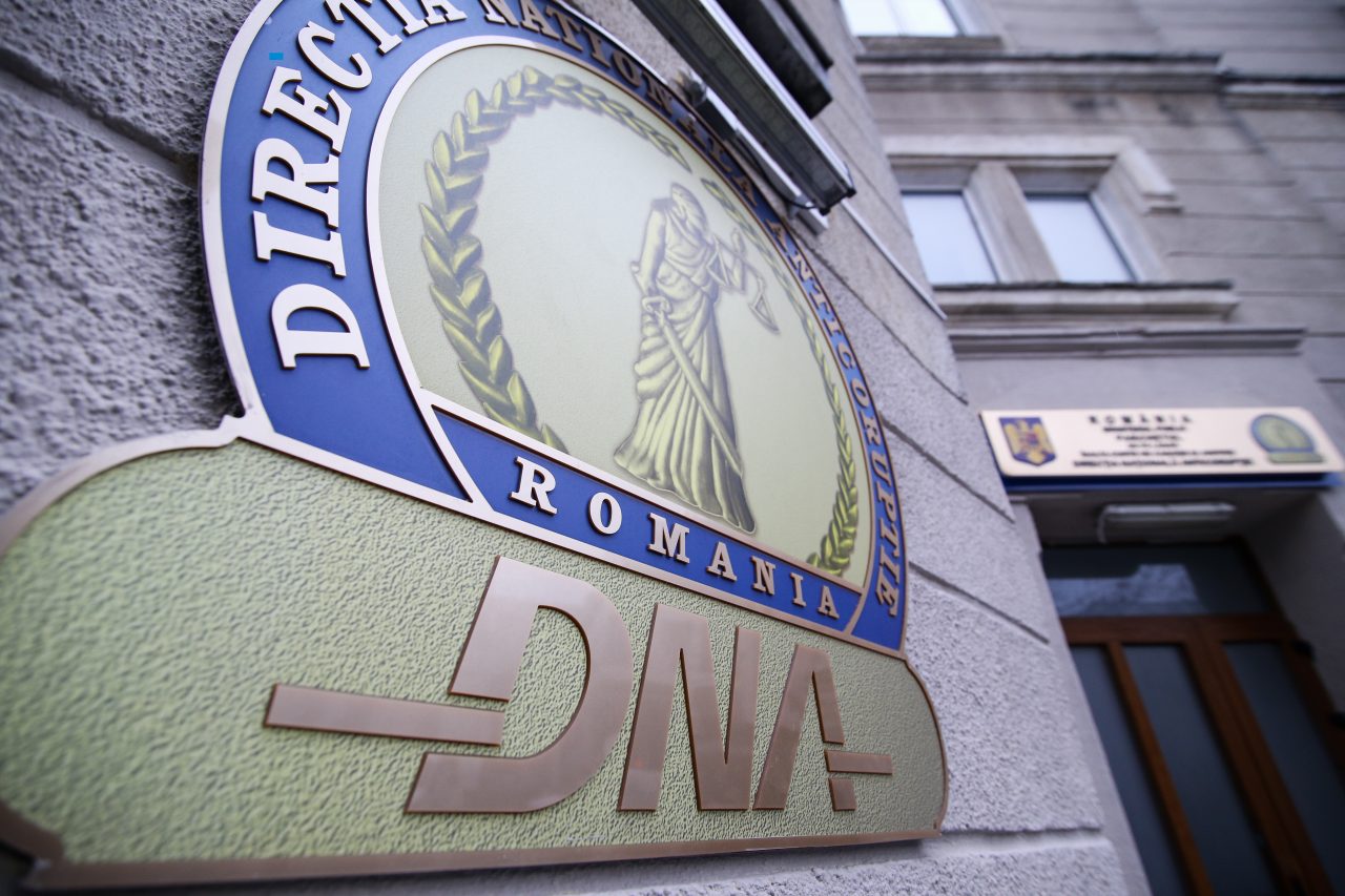 Un angajat al DNA, acuzat de luare de mită. A cerut 15.000 de euro