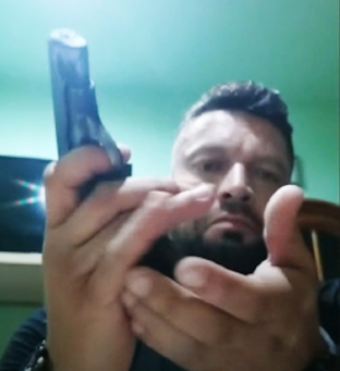 Pistolul și grenada temutului Dragoș Turcu, găsite în grădina unui complice. Interlopul îl amenințase cu moartea pe șeful IPJ Dâmbovița