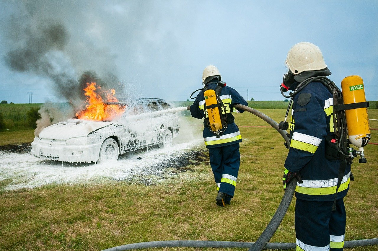 Bărbat din Vrancea, condamnat după ce a dat foc mașinii vecinului. Anchetatorii l-au depistat după analiza ADN a pălăriei lăsate la locul faptei