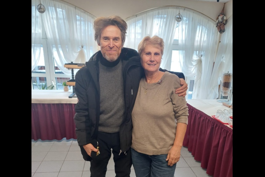 Fotografii inedite în munții Făgăraș cu celebrii actori Willem Dafoe şi Emily Watson. Cei doi filmează în România scene din producţia „Legenda lui Ochi”