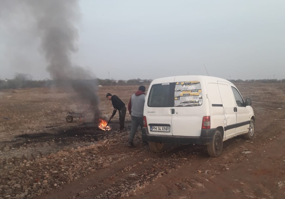 FOTO | Garda de mediu a făcut controale pe teren, în Ilfov, și a descoperit arderi de gunoaie. Este vorba de avelope, cabluri și deșeuri din plastic