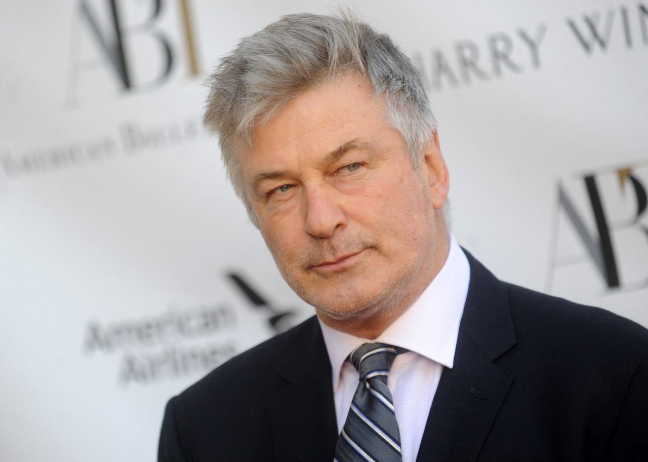Alec Baldwin a ajuns la un acord cu familia Halynei Hutchins, directoarea de imagine ucisă accidental pe platourile de filmare. Actorul a scăpat de proces