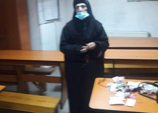 O „măicuţă suspectă” cerea bani oamenilor pe stradă, în Râmnicu Vâlcea. Surpriza pe care au avut-o poliţiştii când au condus falsa „măicuță” la secție