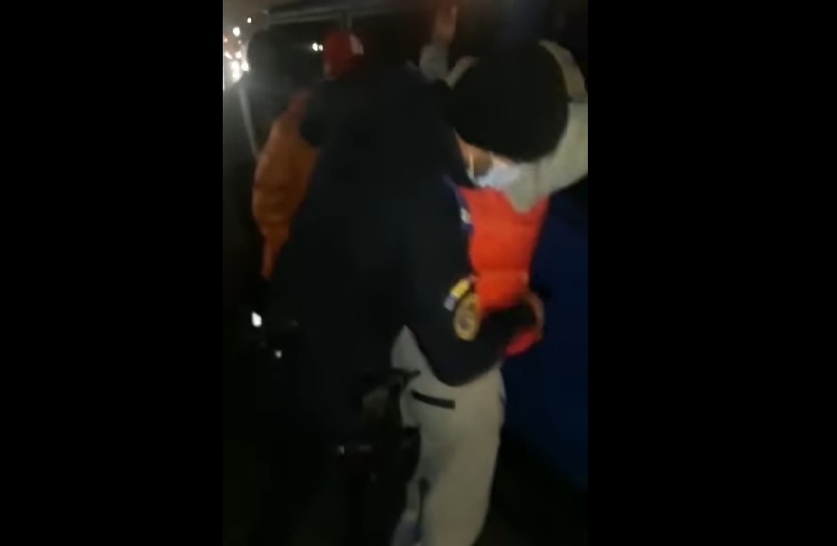 Bărbat atacat cu briceagul într-un autobuz din București. Agresorul a fost imobilizat de jandarmi/ VIDEO