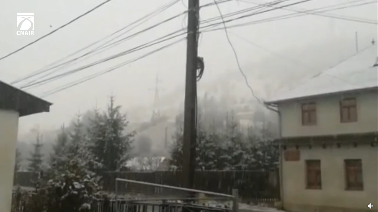 Ninsori și lapoviță la munte. Autoritățile au început deja deszăpezirea în zonele înalte | VIDEO