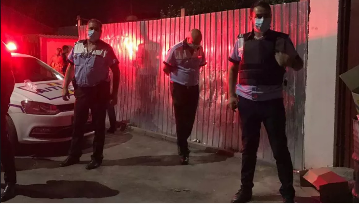 Două clanuri s-au măcelărit chiar în apropierea unei secții de poliție din București. O femeie a fost împușcată