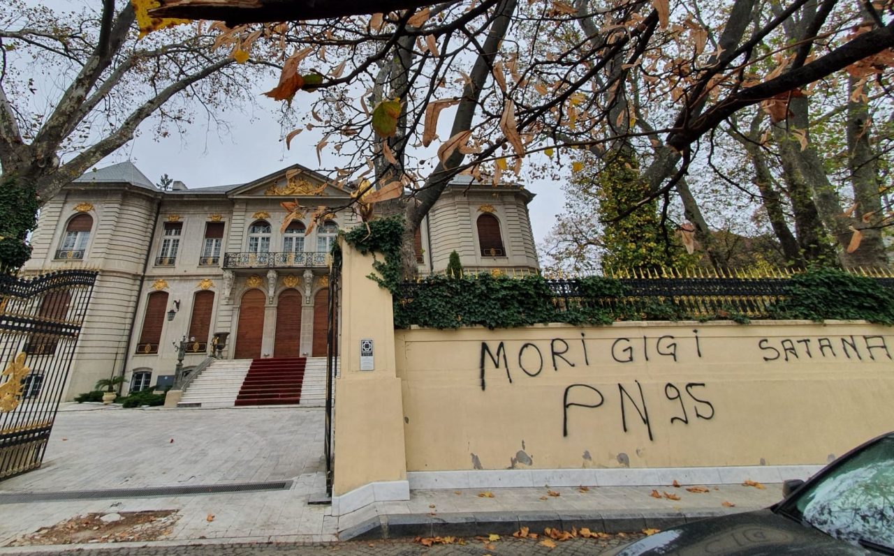 „Mori, Gigi!”, mesaj scris pe gardul palatului lui Gigi Becali: „Ăștia realizează ce au făcut? I-am dat pe mâna Poliției!”