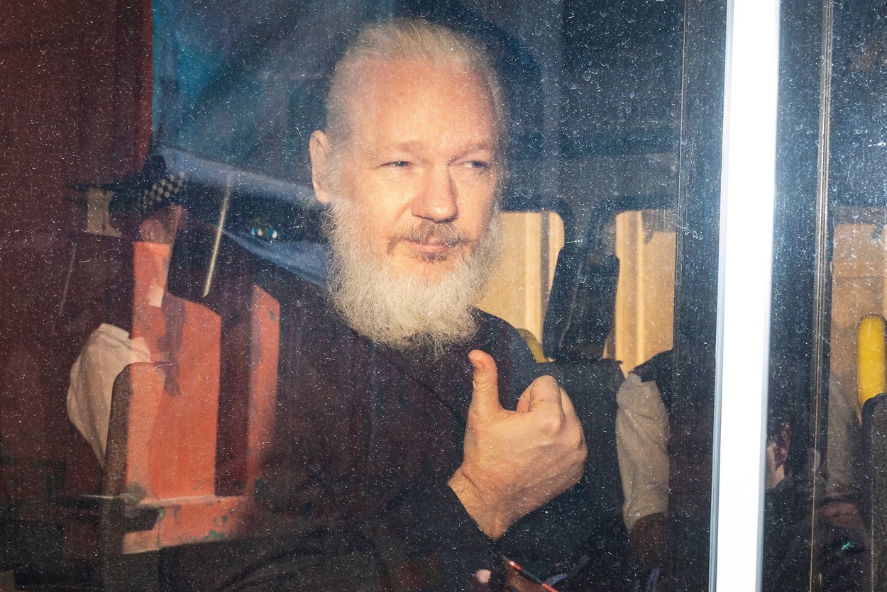 Julian Assange ar fi suferit un atac vascular cerebral în închisoare, în prima zi a audierilor privind extrădarea în Statele Unite. Apelul logodnicei sale