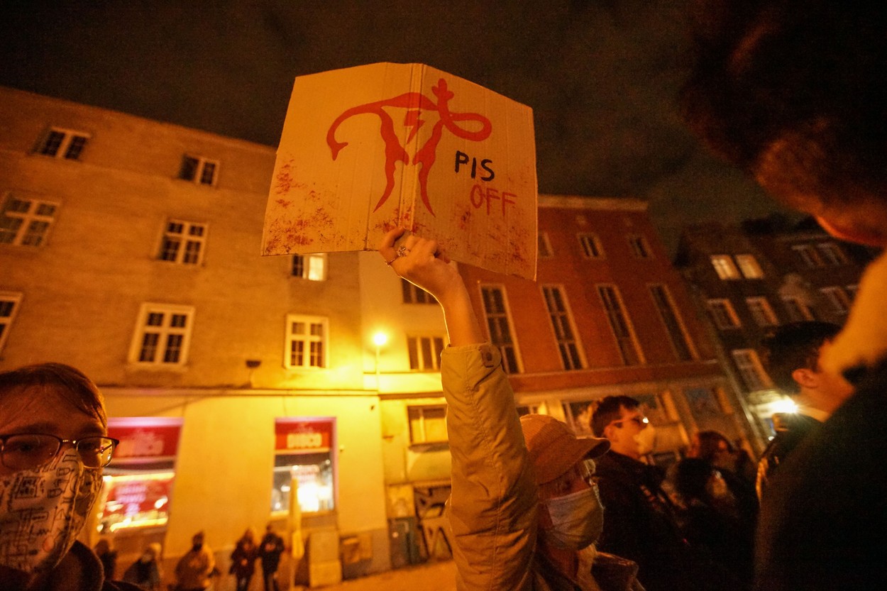 Proteste în Polonia după moartea unei femei însărcinate provocată de refuzul medicilor de a iniția avortul, interzis de lege