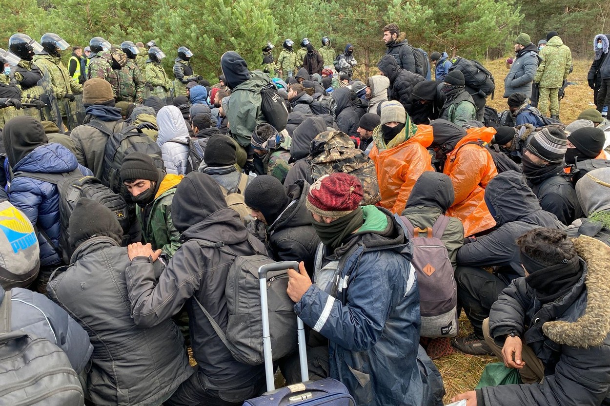 Un copil de un an a murit înghețat la granița dintre Polonia și Belarus