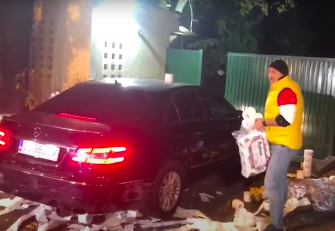 VIDEO | Protest cu suluri de hârtie igienică aruncate la poarta de la Vila Lac. Protestatarii le reproșează liberalilor intenţia de a face guvern cu PSD