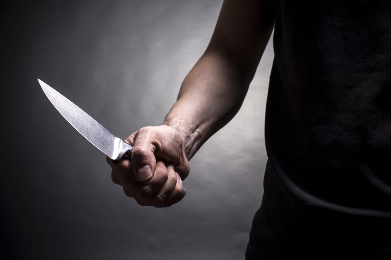 Cum a reușit un copil din Constanța să-și salveze mama de la moarte, după ce femeia a fost înjunghiată în picioare de fostul concubin