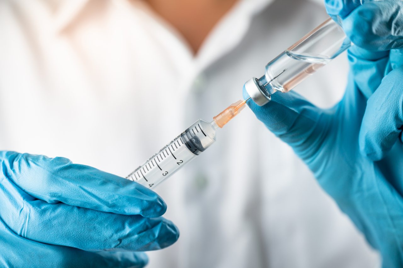 Tulpina Omicron se răspândește la nivel mondial. EMA: Putem aproba în 3-4 luni un vaccin contra noii tulpini