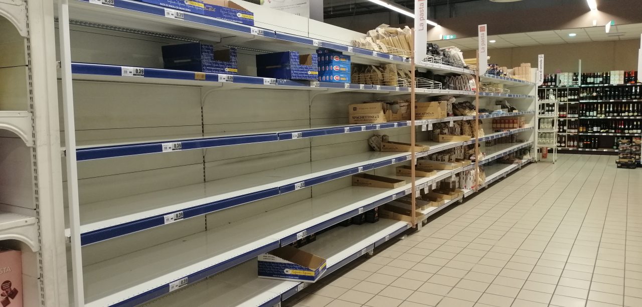 Mai multe magazine din Timiș limitează cantitățile de produse de bază pe care le pot cumpăra clienții. Localnicii au început să cumpere în exces după ce Guvernul de la Beijing le-a cerut chinezilor să își facă stocuri de alimente