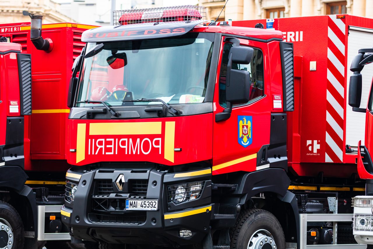 O mașină a unei firme de curierat a luat foc în trafic, pe o stradă din sectorul 2. Șoferul nu văzuse flăcările și continua să circule (VIDEO)