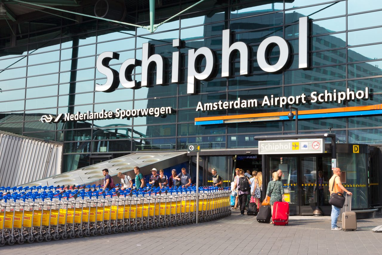 După primul caz confirmat, apar noi suspiciuni de infectare cu varianta Omicron în Europa. 61 de cazuri suspecte pe Aeroportul Schiphol din Amsterdam și un caz în Germania