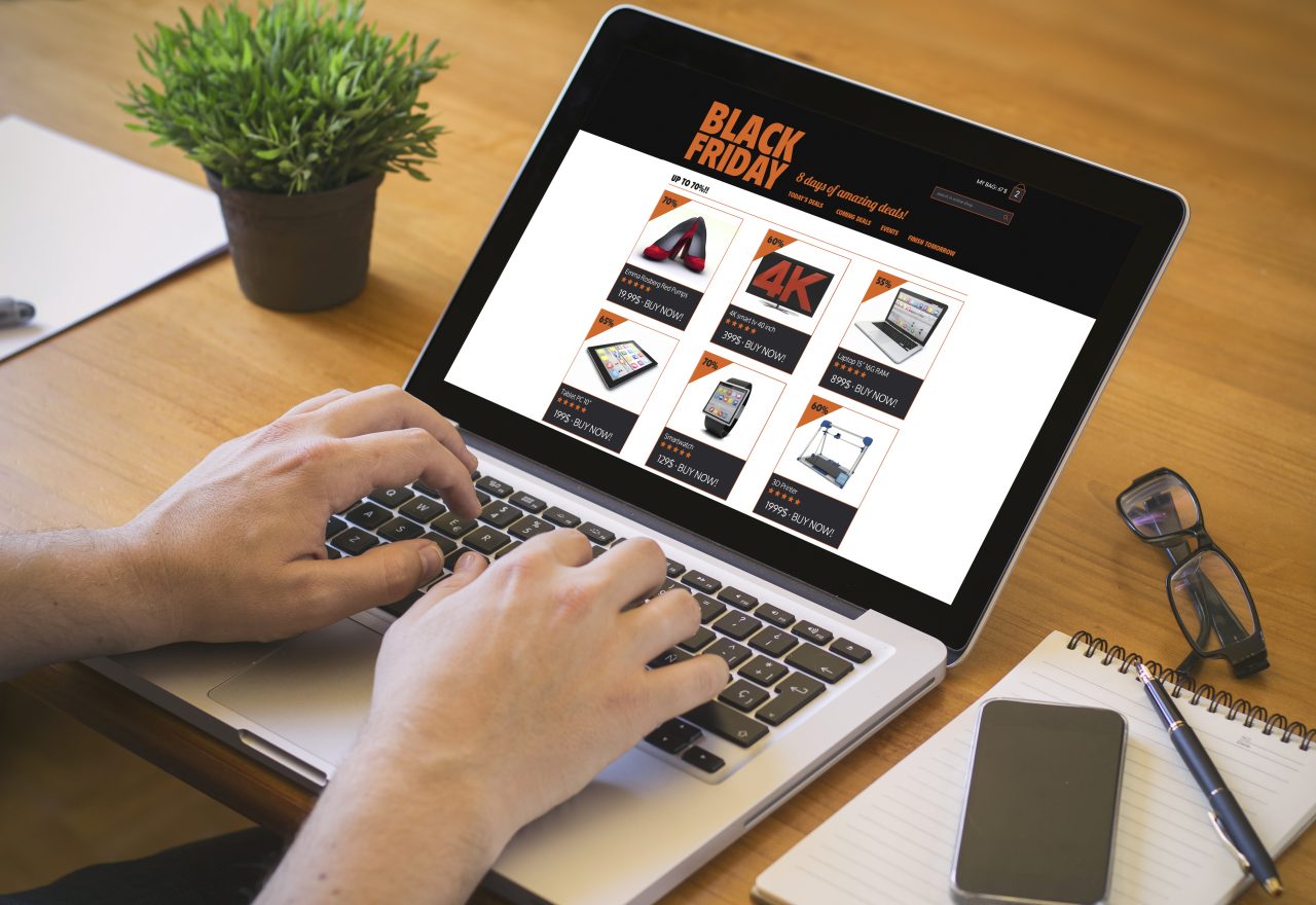 Ce să faci și la ce să fii atent când cumperi de Black Friday 2021. În online, alegi, compari și poți vedea istoricul de preț
