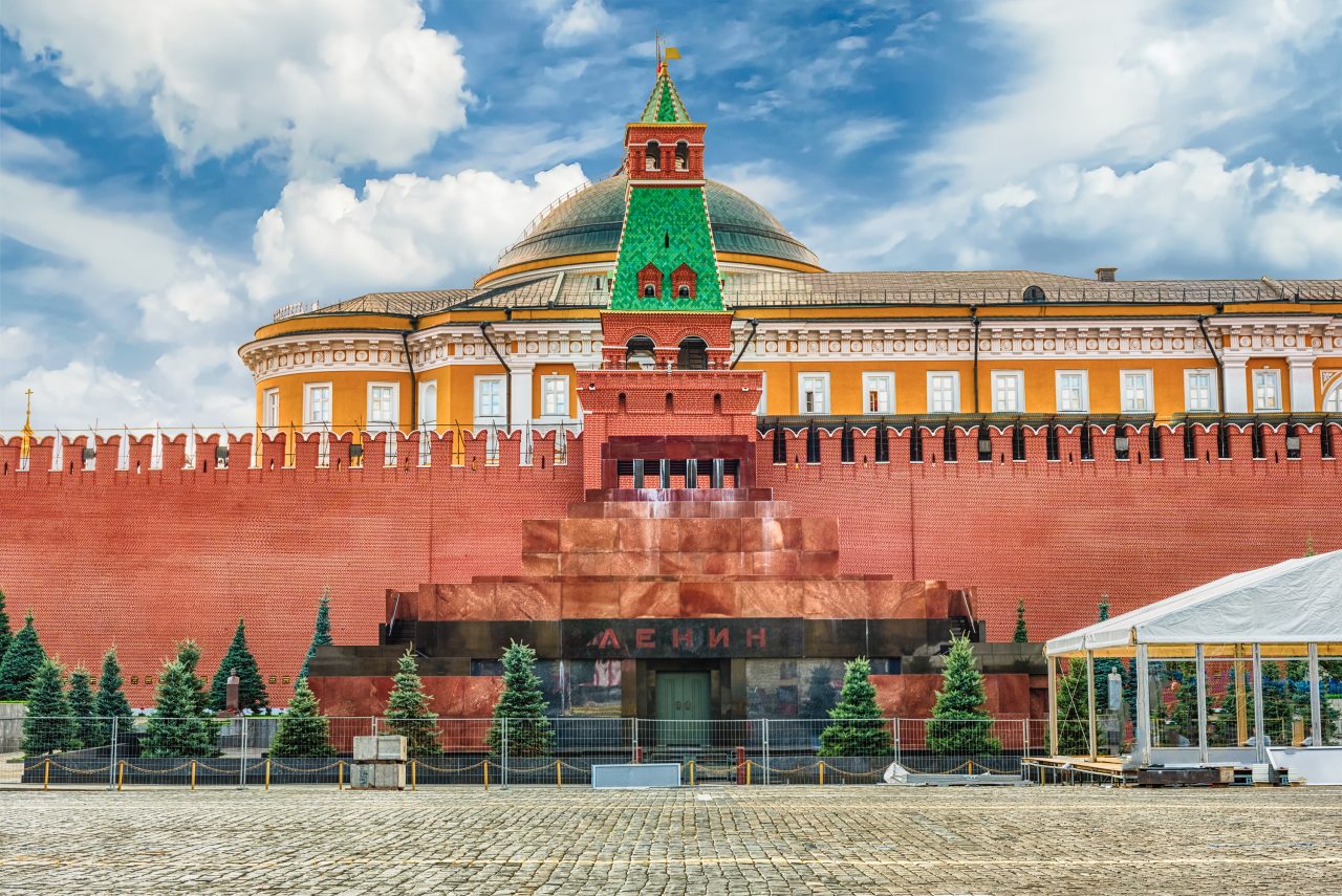 Biserica Ortodoxă Rusă susține îngroparea lui Lenin, expus în mausoleul din Piața Roșie. Putin a comparat mumia lui cu moaștele sfinților