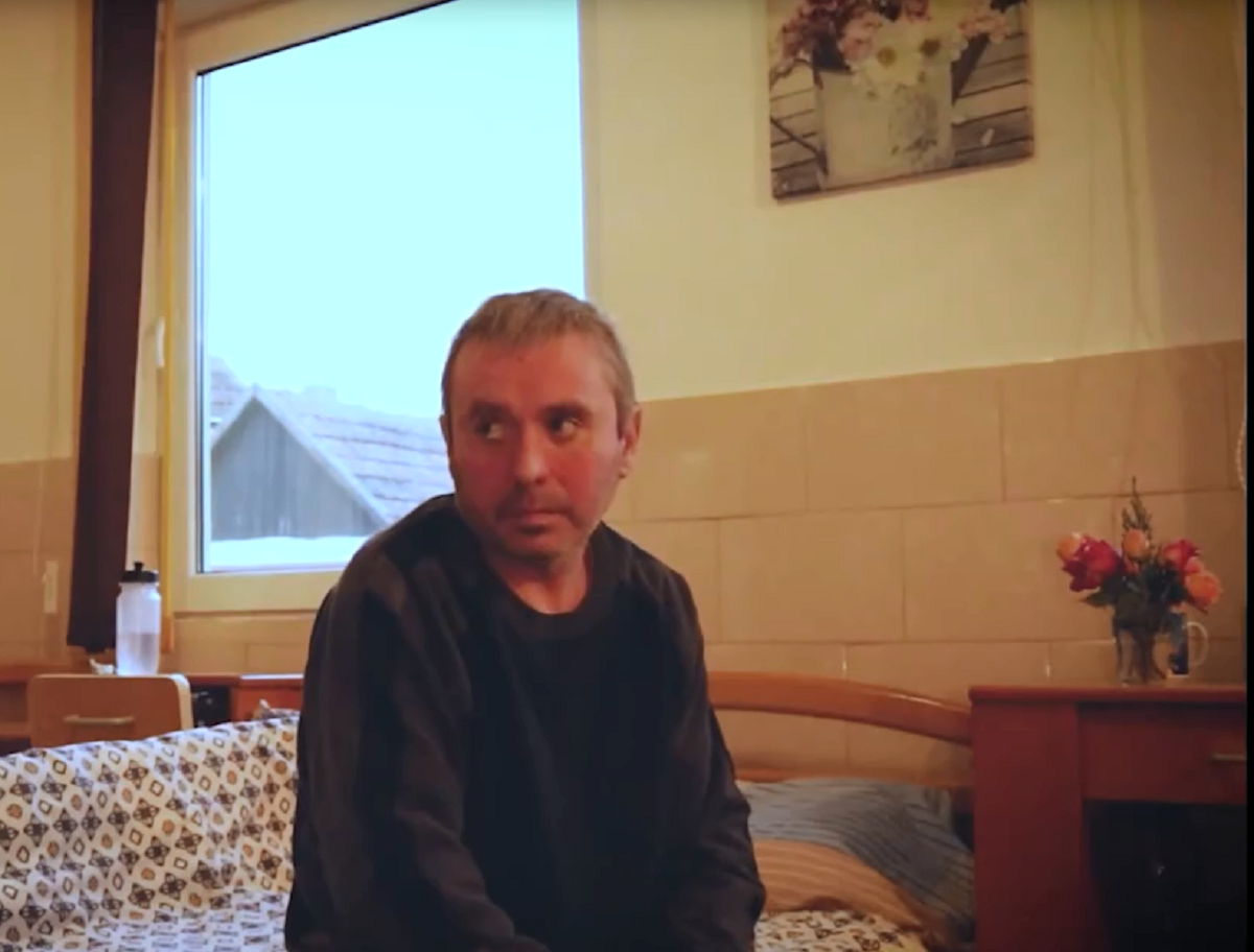 VIDEO | A murit Doru, unul dintre frații imobilizați la pat, după un accident produs de un șofer beat: „Dorința fratelui său este să îl îngroape lângă mama lor”