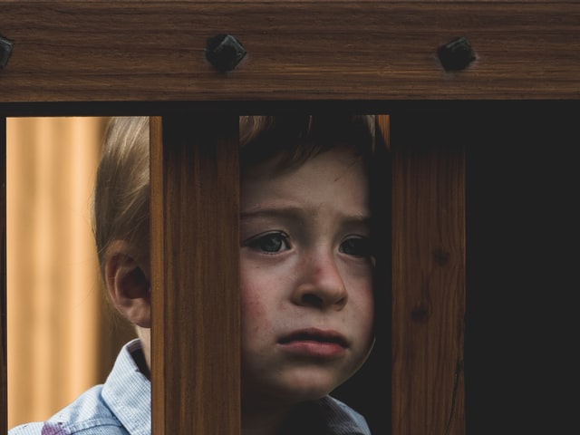 Protecția Copilului Râșnov a mers să ia un copil dintr-o familie fix în ziua în care era înmormântată mama adoptivă a micuțului