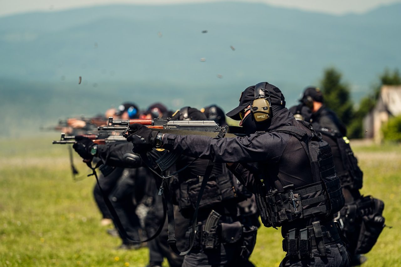 EXCLUSIV | Peste jumătate dintre polițiștii care s-au sinucis în ultimii zece ani s-au împușcat cu armele din dotare. Toți trecuseră testările psihologice