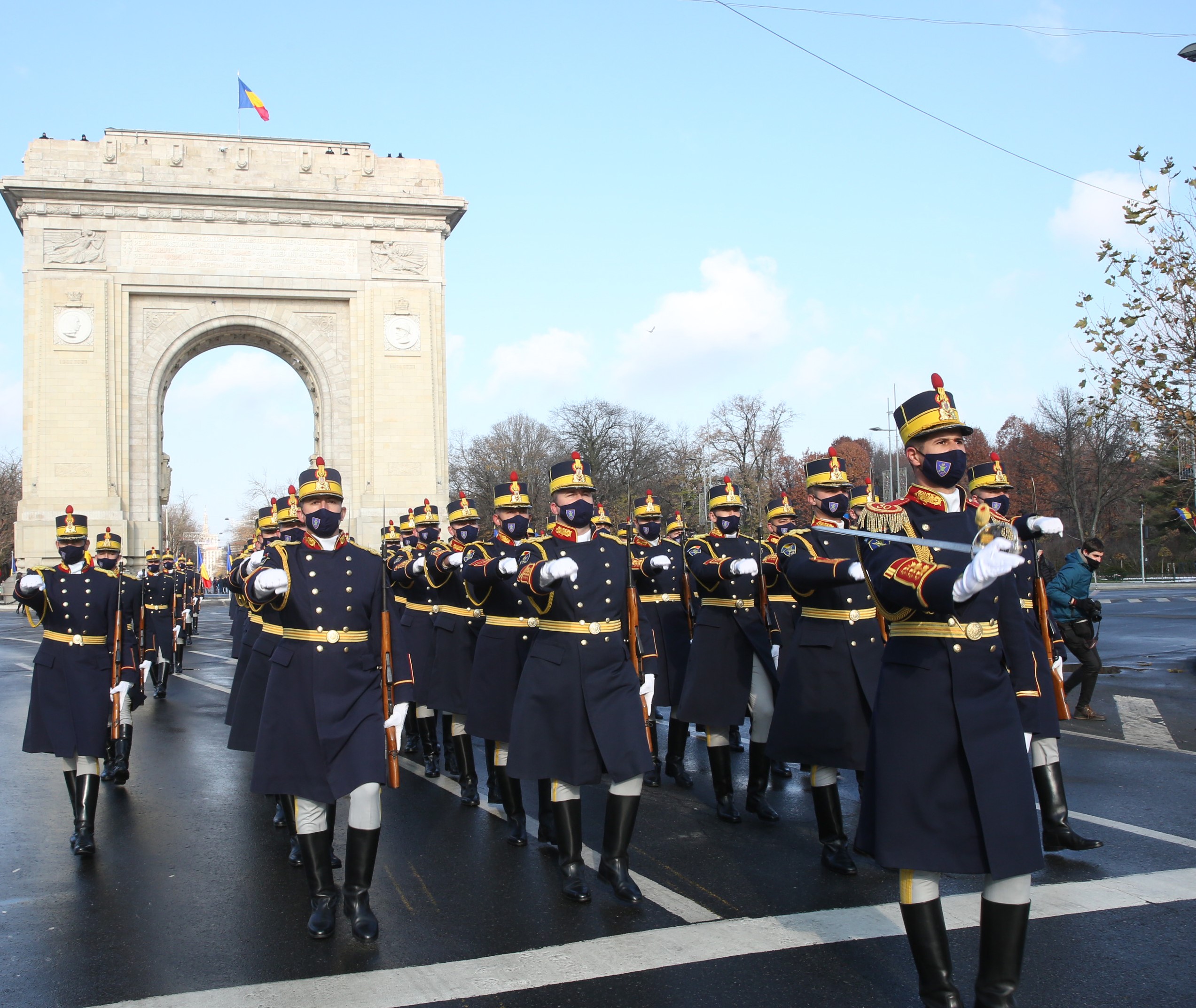 fist cat leg Ultimele pregătiri pentru parada militară la Bucureşti, de Ziua Naţională a  României. Care este programul oficial