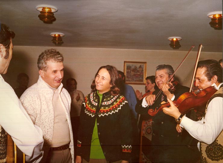 FOTO | Cum petreceau și cu ce ospătau soții Ceaușescu în noaptea dintre ani: „Dacă lipseau aceste preparate era vai și-amar!”