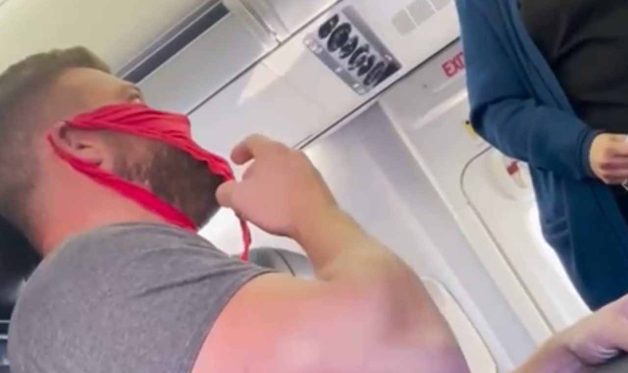 Un bărbat din Florida s-a urcat într-un avion, purtând o lenjerie intimă de damă pe față în loc de mască