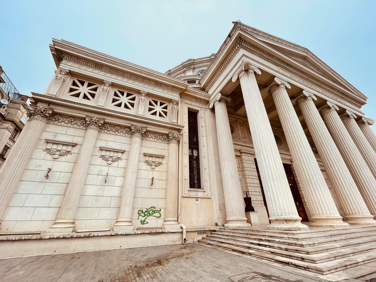 Ateneul Român a fost vandalizat. Un graffiti a apărut pe pereții clădirii, chiar la intrarea principală