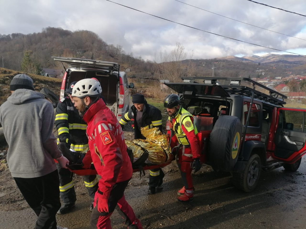 Descoperire șocantă în Prahova. Cadavrul unui bărbat, găsit într-o fântână