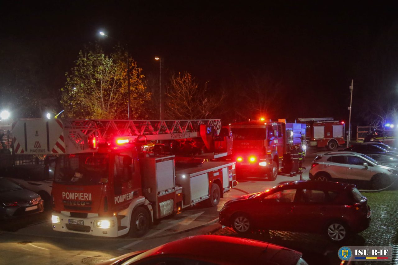 O femeie din București a rămas blocată în gura de aerisire a unui bloc după ce a încercat să salveze o pisică. Pompierii încearcă să o salveze folosind ulei