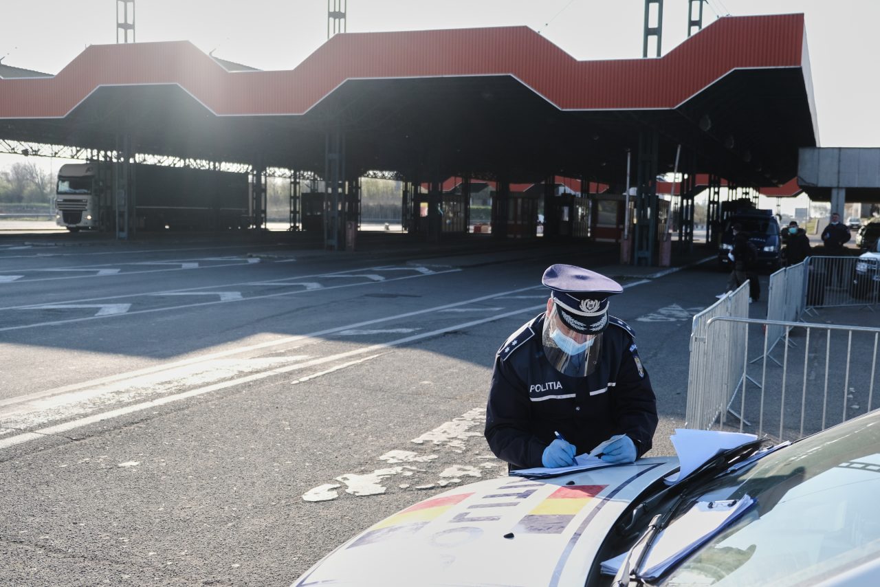 Polițiști de frontieră, reținuți pentru luare de mită. Ei ar fi primit bani de la șoferii de TIR pentru a le reduce timpii de așteptare la vamă