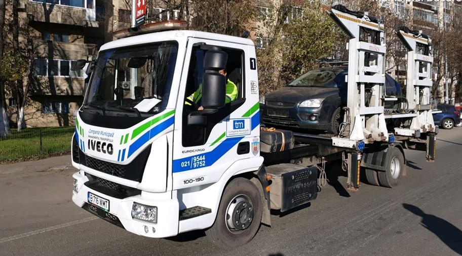 Mașinile parcate neregulamentar pe marile bulevarde din București ar putea fi ridicate și de către primăriile de sector