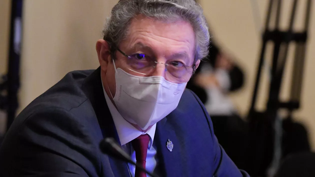 Adrian Streinu-Cercel: „Durerile în gât şi faringitele, semnele unei posibile infectări cu Omicron”