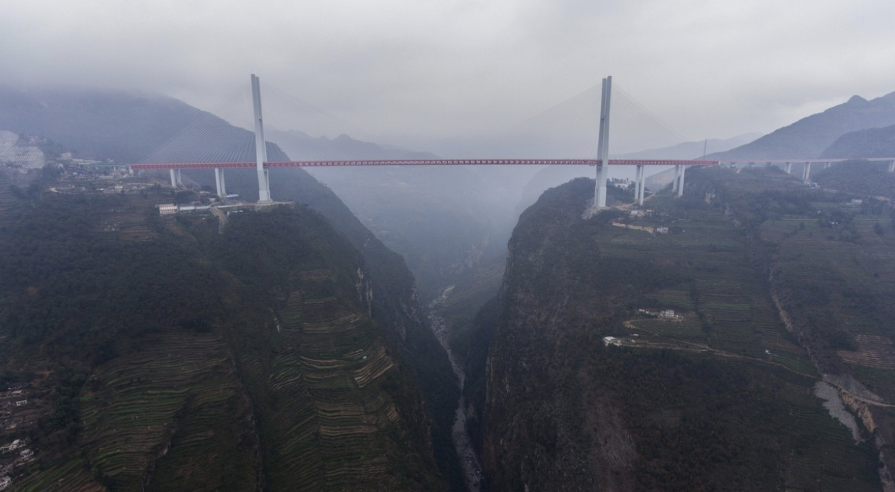 China a reușit, în doar trei ani, să construiască un pod de înălțimea unei clădiri cu 200 de etaje.  Care este prețul megaproiectului