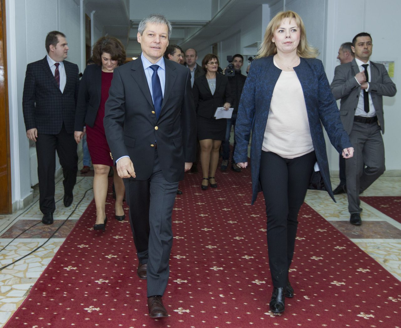 PSD lansează un nou atac, cu mantă, la liderul USR: Cum e posibil ca „Cioloș-Două-Speciale” să nu se delimiteze de doamna „DRAGu-De-Salon”?