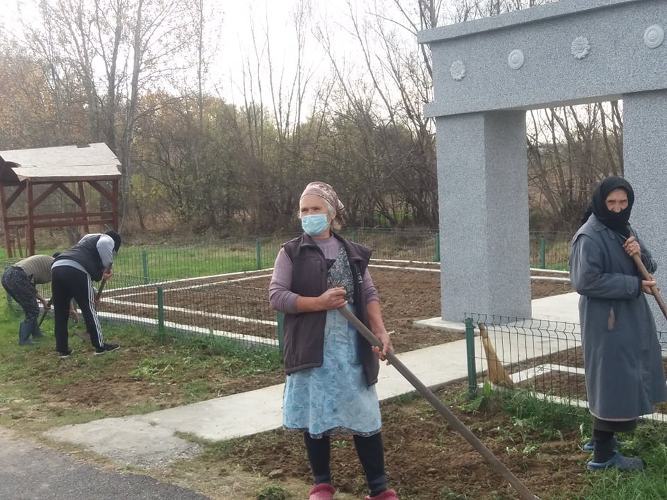 Paradă nemaivăzută într-o comună din Olt, cu ATV-uri, cai, căruţe și un tun făcut din cazanul de țuică (VIDEO)