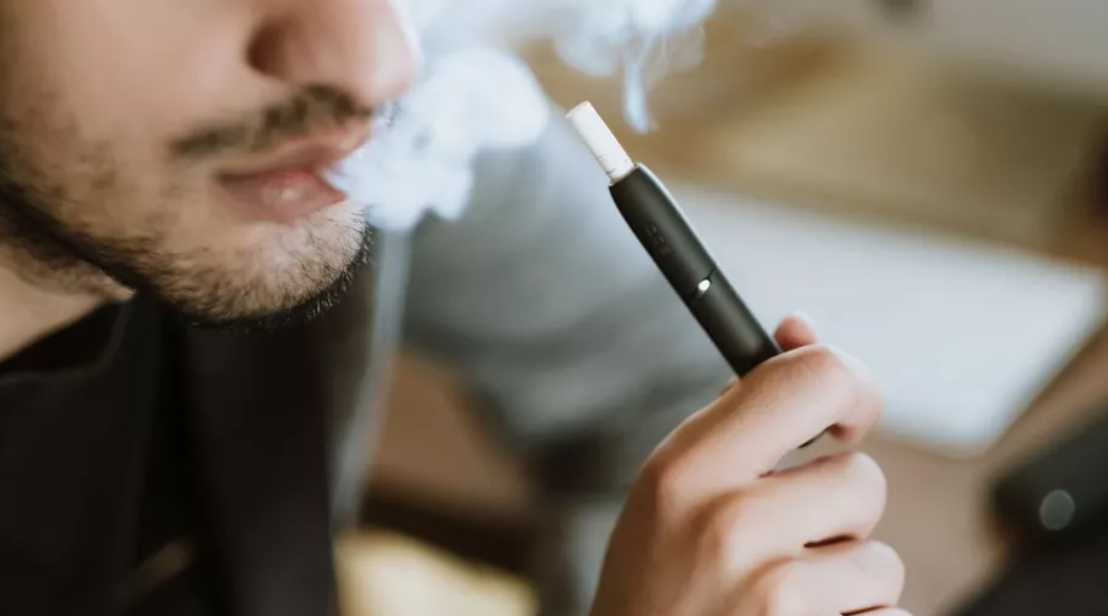 Guvernele își schimbă atitudinea față de produsele fără fum ca alternative la fumat