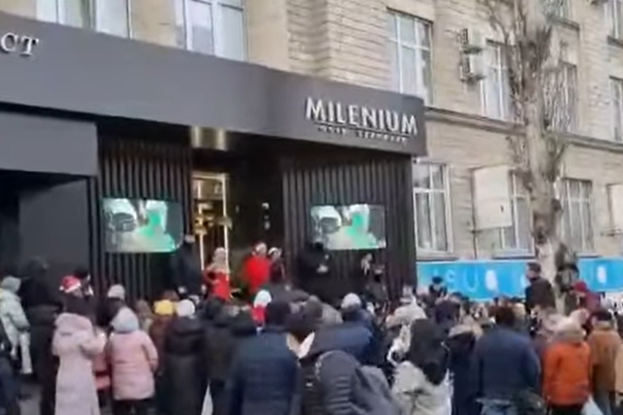 VIDEO | Bijuterii din aur și argint, oferite gratis de un magazin din Chișinău. Oamenii au fost la un pas de o încăierare generală