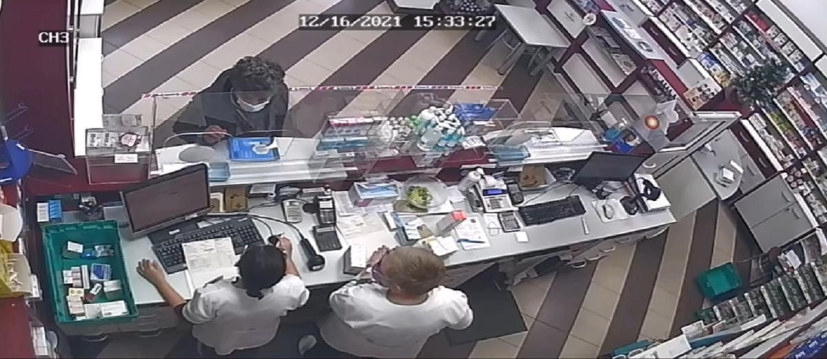 UPDATE – A fost prinsă femeia care a sustras o borsetă cu 12.000 de euro şi 4.000 de lei, uitată de un bărbat într-o farmacie din Sibiu (VIDEO)