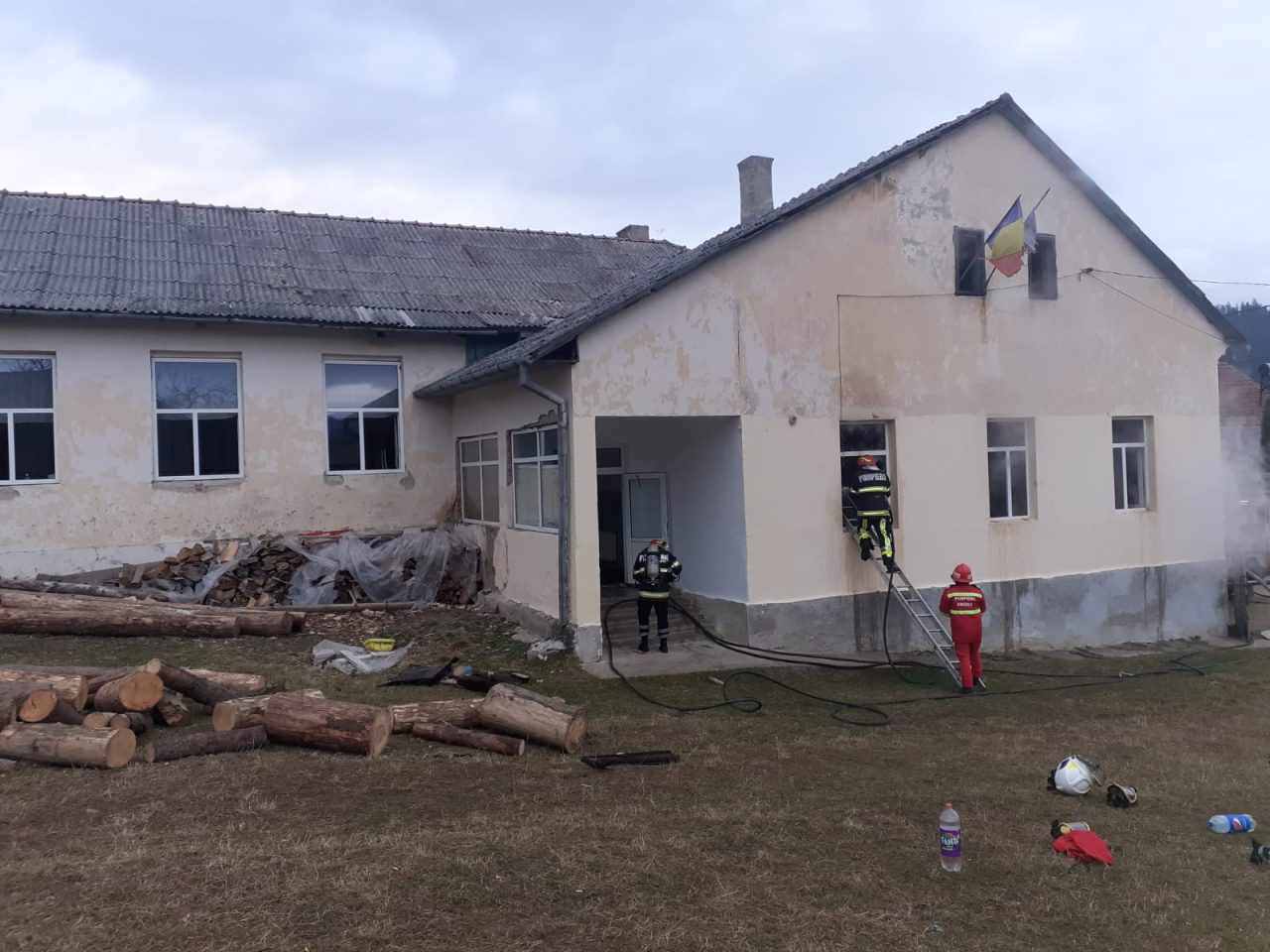 FOTO. Incendiu la o grădiniță din Gura Humorului. Copiii nu erau în sala de clasă