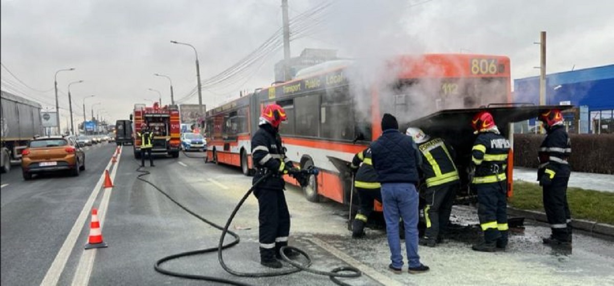 Motorul unui autobuz a luat foc, lângă Aeroportul din Sibiu. În interior se aflau 30 de pasageri (VIDEO)