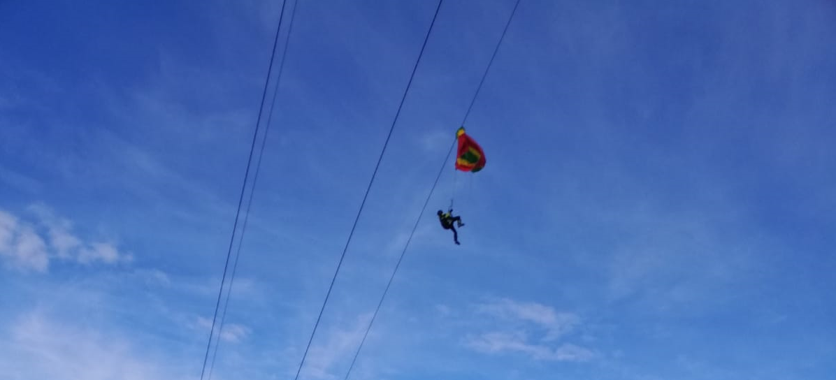 Un parapantist a căzut în gol de la 40 de metri, după ce a rămas agățat de cablul telecabinei din Poiana Brașov (FOTO-VIDEO)