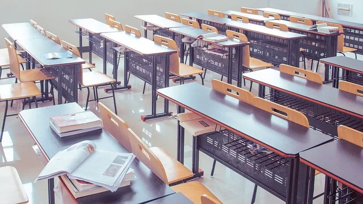 Numărul școlilor în sistem online a scăzut la nivel național. Câți elevi și câți profesori au fost confirmați cu COVID-19 în ultima săptămână