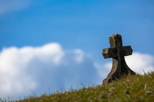 Profanare de morminte în Huedin. Hoții smulgeau dinții de aur și brațele morților pentru bijuterii
